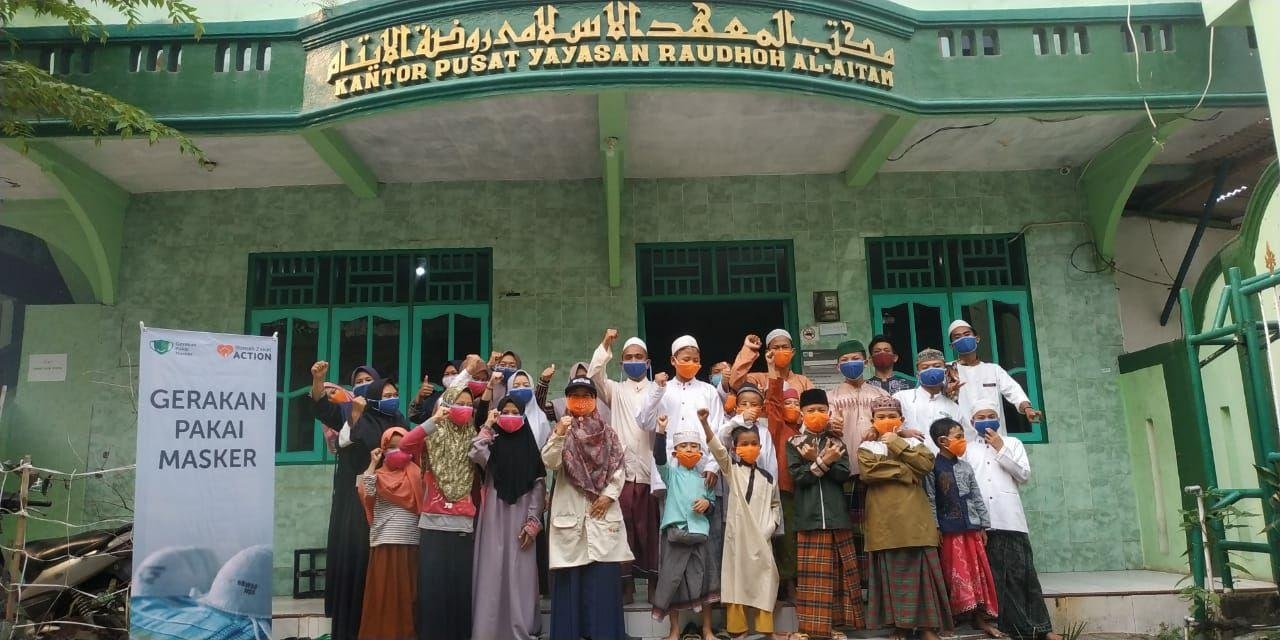Tekan Kluster Pesantren, RZ Bagikan Ribuan Masker untuk Santri