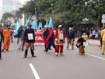 Bertepatan Hari Sumpah Pemuda, Buruh Demo Pakai Baju Adat Tolak UU Cipta Kerja