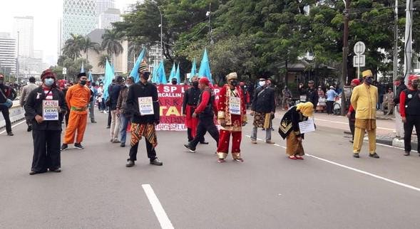 Bertepatan Hari Sumpah Pemuda, Buruh Demo Pakai Baju Adat Tolak UU Cipta Kerja