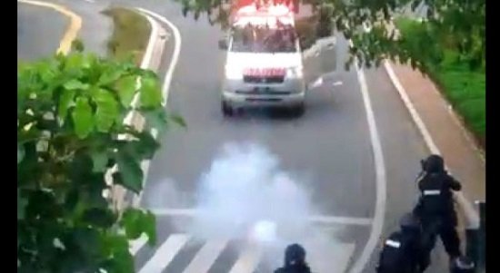 Polisi Tembaki Ambulans saat Demo UU Cipta Kerja
