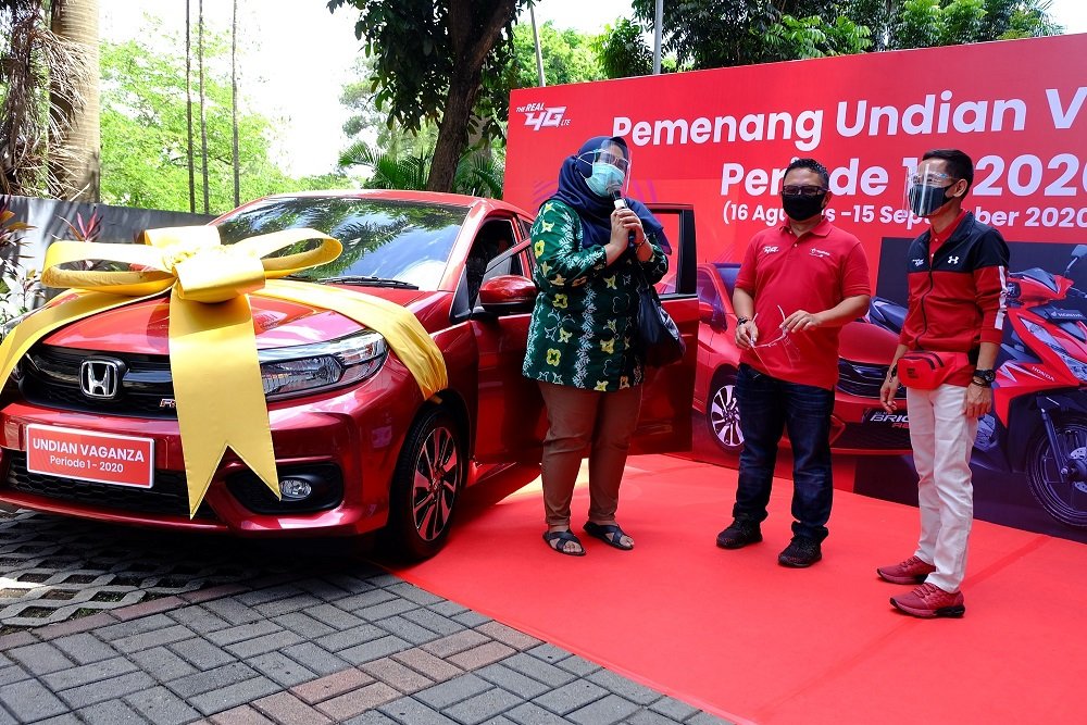 Telkomsel Serahkan Hadiah Mobil Program Undian Vaganza