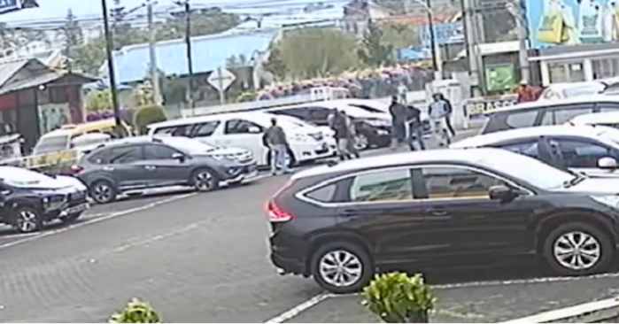 Serem! Preman Salah Sasaran Serang Mobil Eks Anggota DPR di Puncak