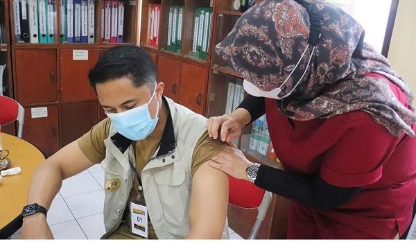 Wabup Hengky Kurniawan Disuntik Vaksin COVID-19 Kedua