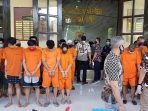 Polisi Bongkar Bisnis Sarung Tangan Bekas yang Dilakoni Seorang Wanita di Bandung
