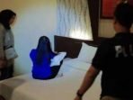 Prostitusi Online 2 Artis Ditangkap saat Threesome dengan Pria Hidung Belang