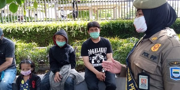 25 Mojang Satpol PP Sisir Keramaian di Bandung