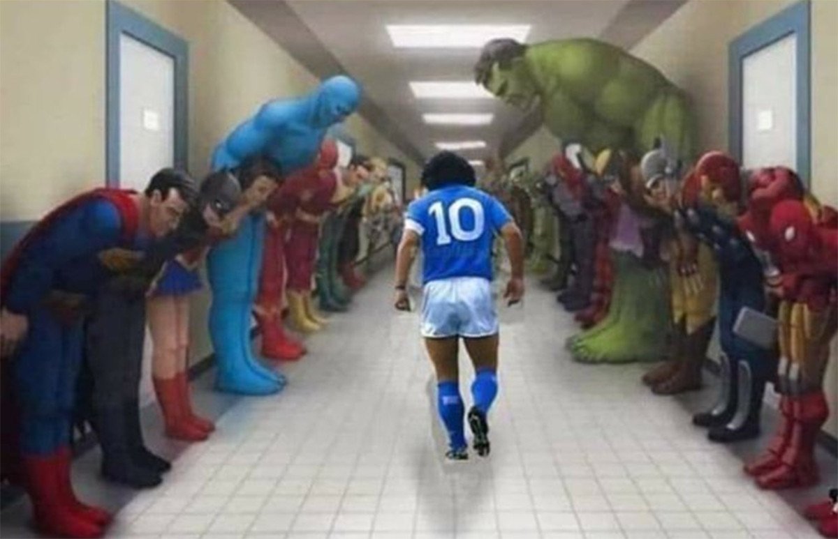 Superman Batman Tunduk Saat Maradona Melintas
