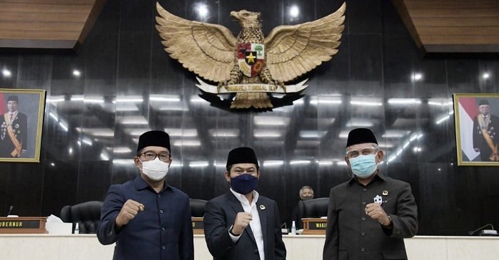 Ridwan Kamil Tandatangani Persetujuan Bersama Raperda APBD Jabar TA 2021 Menjadi Perda