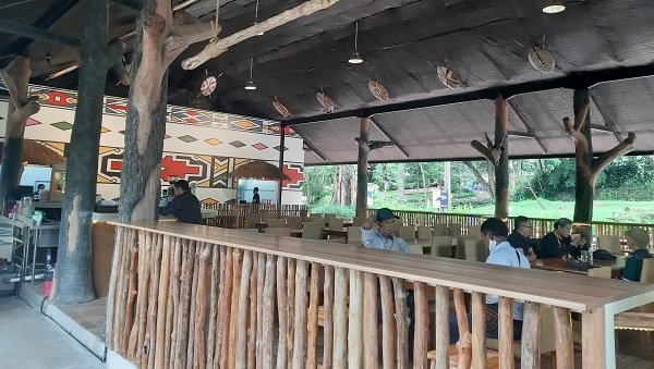 Restoran Simba Kebun Binatang Bandung, Sensasi Makan di Depan Kandang Singa