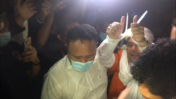 Tangan Diborgol, Habib Rizieq Resmi Ditahan