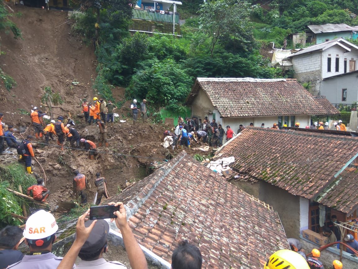 Satu Keluarga Tertimbun Longsor di Jayagiri Lembang