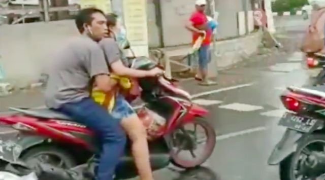Viral! Pasutri Mesum Raba-raba Payudara di Jalanan Umum Terancam 2 Tahun Bui