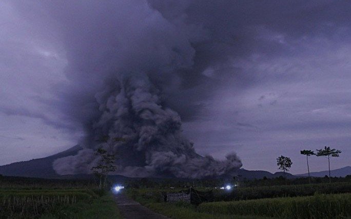 Gunung Semeru Luncurkan Guguran Lava Pijar, Warga Mulai Mengungsi