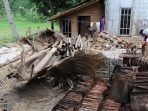 Bersama Warga Tim Jabar Quick Response (JQR) Bangun Rumah Roboh