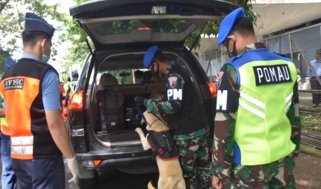 Tingkatkan Keamanan Penumpang Lanud Husein Sastranegara Lakukan  Random Check