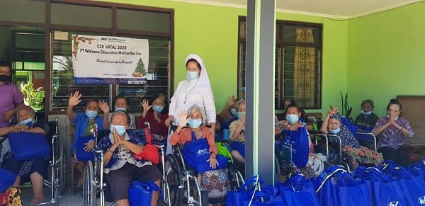 WOM Finance Cimahi Bagikan Kasih Natal di Panti Wredha