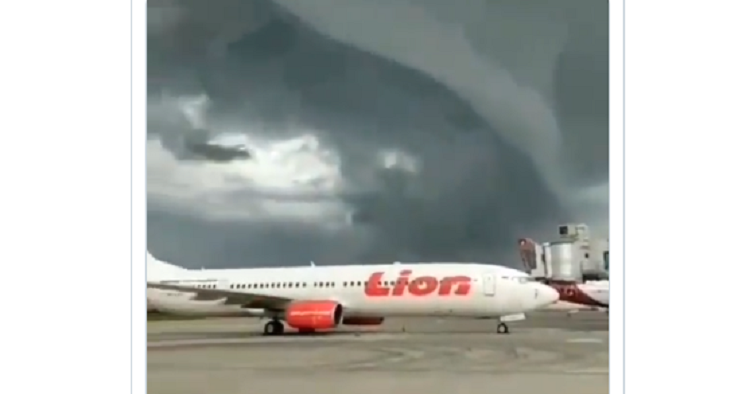 Viral Awan Hitam Mirip Ombak di Langit Bandara Yogyakarta, Ini Videonya