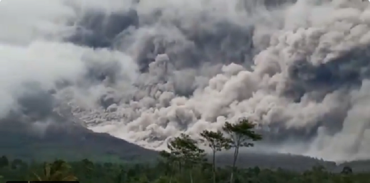 Gunung Semeru Meletus, Muntahkan Awan Panas Sejauh 4,5 Km