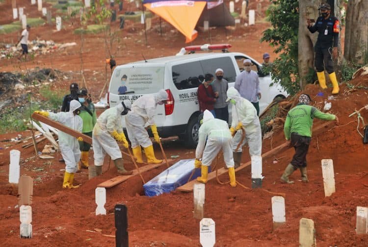 Sistem Tumpang Tindih Makam Jenazah Covid-19 TPU Pondok Ranggon