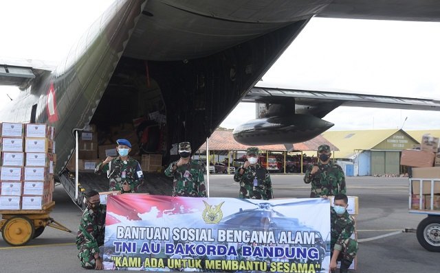 TNI AU Bakorda Bandung Distribusikan Bantuan ke Banjarmasin dan Mamuju