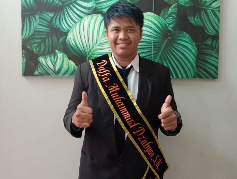 Jadi Inspirasi, Anak Kondektur Bus Ini Berhasil Mengenyam Pendidikan Tinggi dan Raih Cumlaude