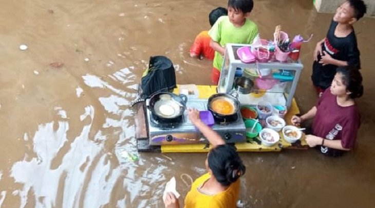Pilu, Warga Jakarta Memasak di Tengah Banjir