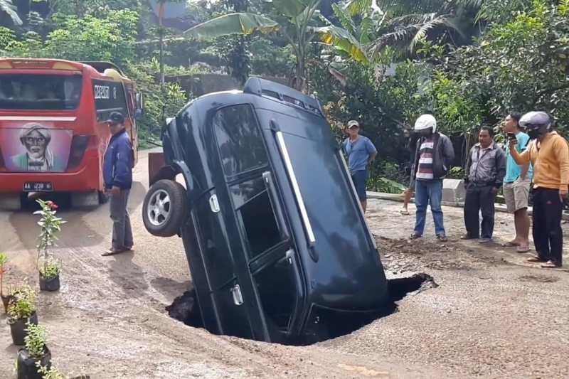 Mobil Ini Tiba-tiba Nyungsep Begini Masuk Lubang
