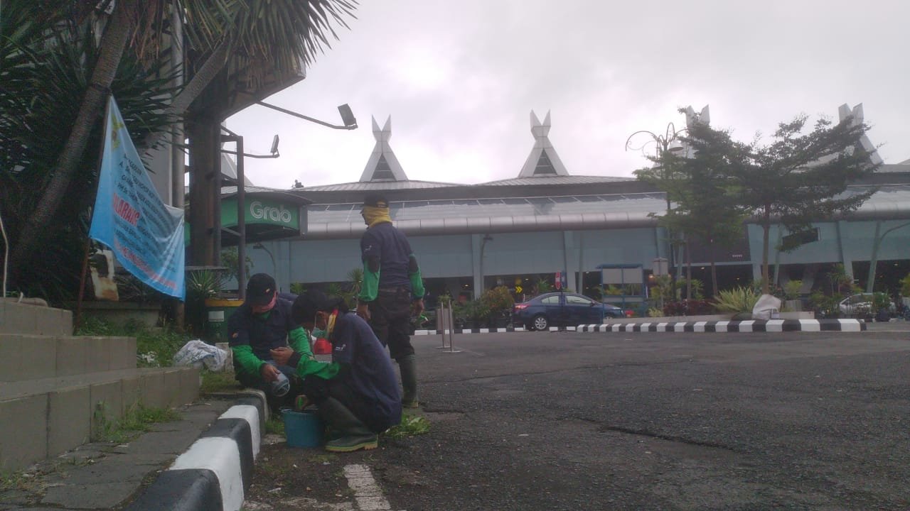 Penumpang di Bandara Husein Minus 67 Persen