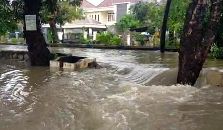 Salto di Kali Saat Banjir Landa Bekasi, 2 Bocah Terseret Arus