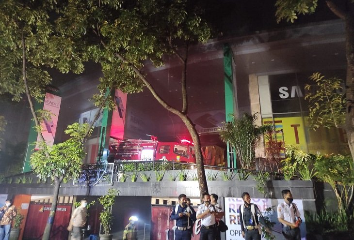 BEC Kebakaran, Pengunjung Berhamburan Keluar Gedung