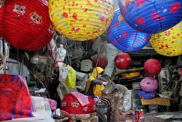 Pesanan Lampion Jelang Imlek Turun 75% Terimbas Pandemi