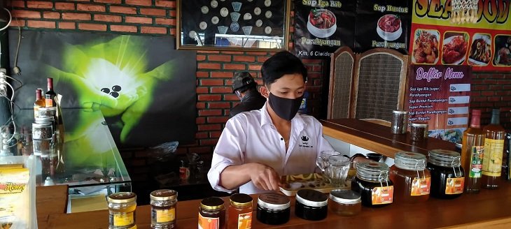 Belajar Tentang Madu di Kedai Lebah Rancabali