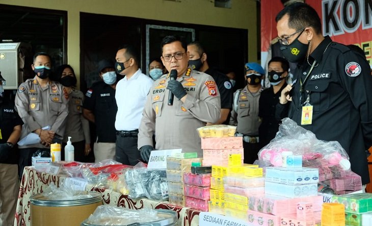 Polda Jabar Tangkap Produsen Kosmetik Berbahan Baku Pewarna Pakaian di Padalarang