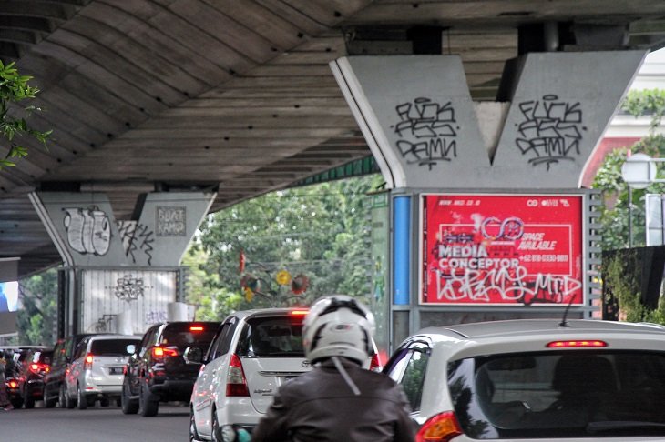 Foto: Vandalisme di Tembok Flyover Pasupati