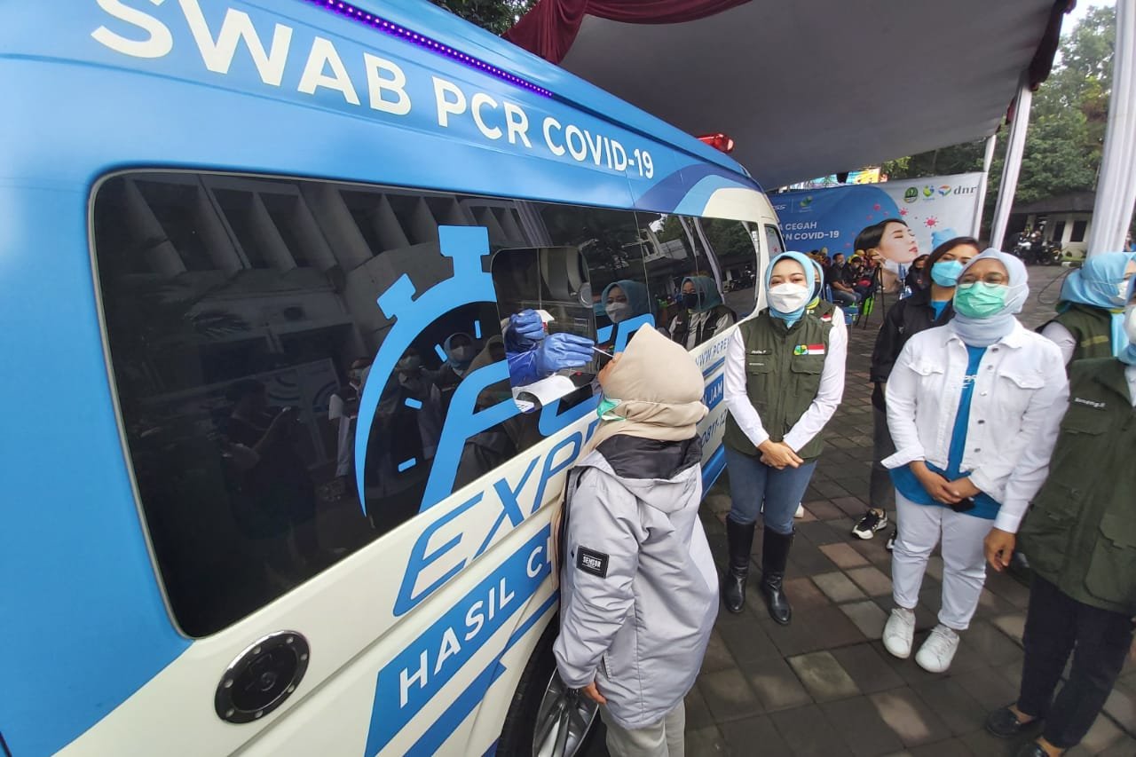 Tekan Penyebaran Covid DNR Corporation Sumbangkan Ratusan Alat Swab Test