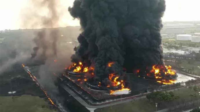 Kilang Balongan Indramayu Terbakar, 3 Orang Hilang, Nenek 100 Tahun jadi Korban