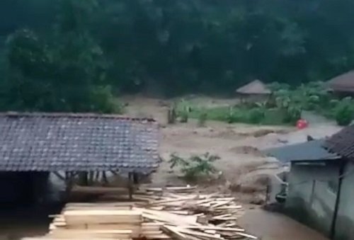 Video Detik-detik Banjir Menerjang Sumedang
