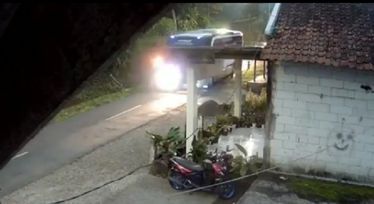 Kamera CCTV Rekam Bus Rombongan Siswa SMP Sebelum Masuk Jurang di Wado Sumedang