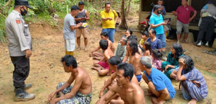Ritual Mandi Bareng Pengikut Hakekok Bawa Kondom dan Jimat
