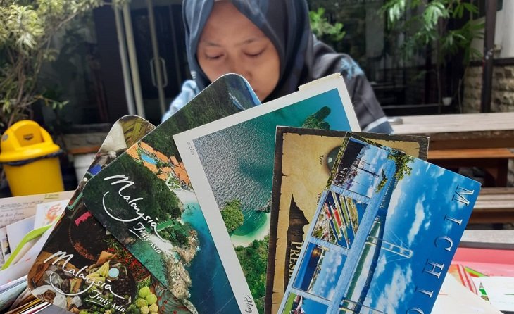 Fathia, Ketagihan ‘Berkeliling’ Negara Bersama Kartu Pos