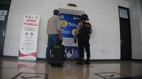 Penggeledahan Berlanjut, KPK Bawa Koper dari Kantor Pemkab Bandung Barat