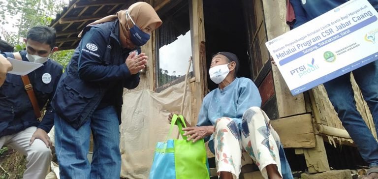 Surveyor Indonesia Serahkan Bantuan dan Monitoring Program Jabar Caang di Kabupaten Garut