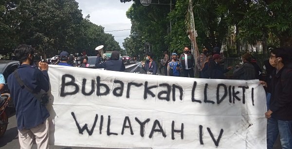 12 Mahasiswa STIE Inaba Bandung Kena Skors Geruduk Kantor LLDIKTI IV