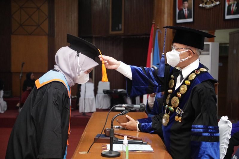 Lantik 1.188 Wisudawan, Rektor Unisba: Tetaplah Optimis Hadapi Tantangan Zaman