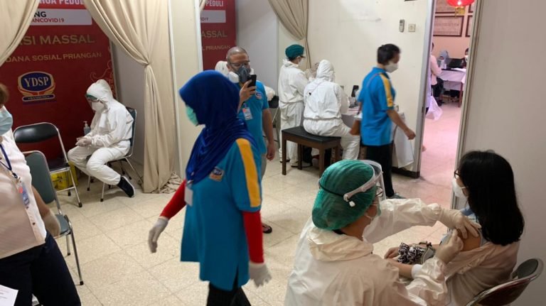 Dukung Pemerintah, Komunitas Tionghoa Bantu Vaksinasi untuk Ribuan Guru dan Lansia
