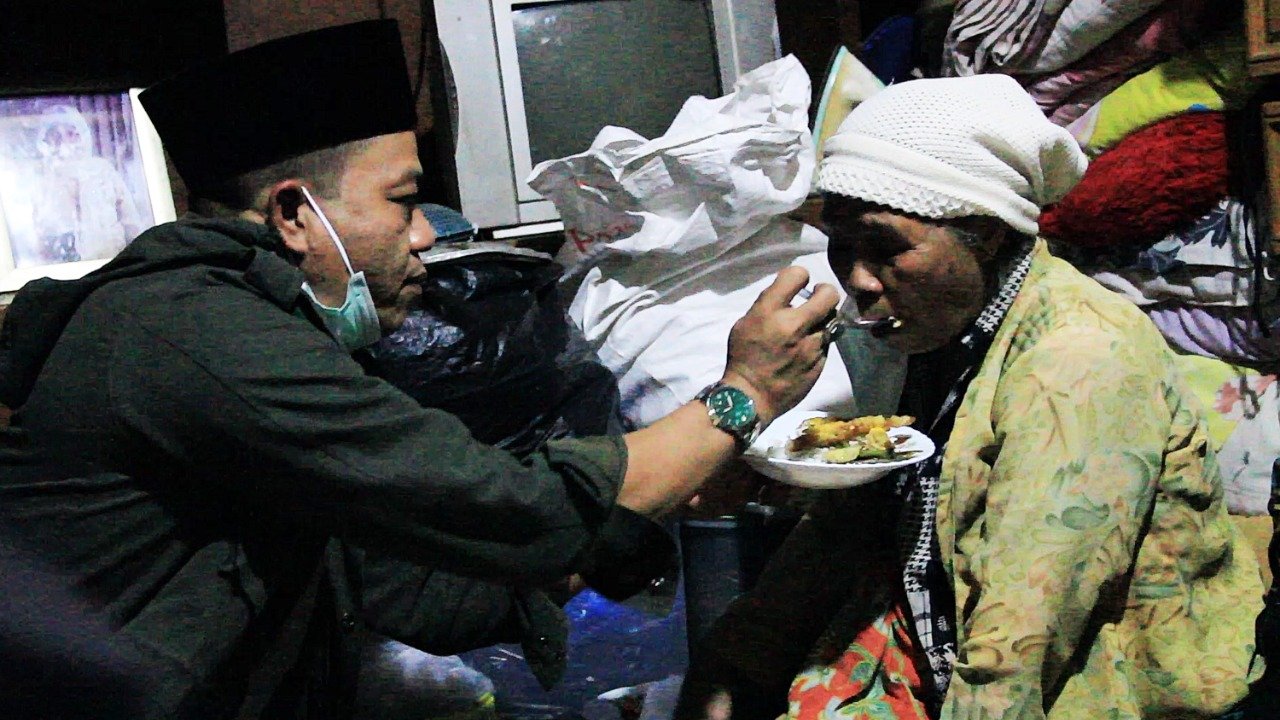 Mak Eha Menangis Dikunjungi Bupati Bandung Dadang Supriatna