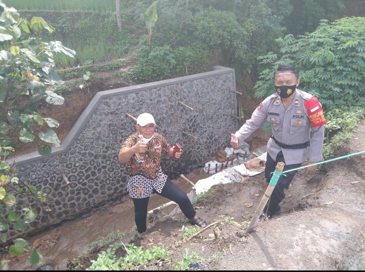 Kapolsek Ibun dan Kepala Desa Tinjau Pengerjaan TPT di Desa Dukuh