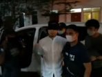 Tiba di Rutan Polda, Mata Munarman Ditutup Kain Hitam, Tangan Diborgol