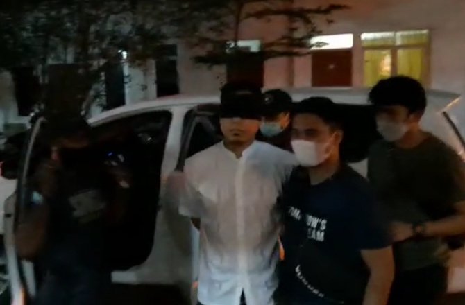 Tiba di Rutan Polda, Mata Munarman Ditutup Kain Hitam, Tangan Diborgol