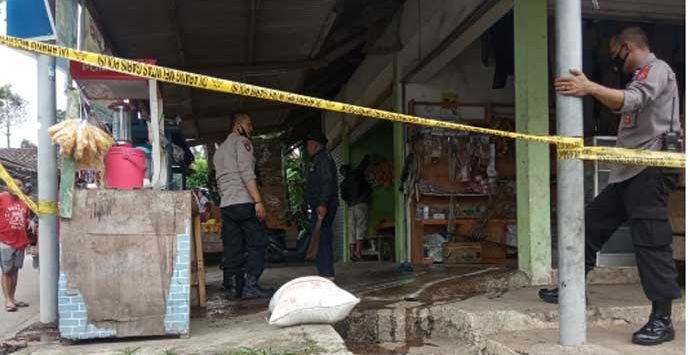Anak Durhaka! Dibangunkan saat Tidur untuk Jaga Toko, Leher Ayahnya Ditebas hingga Tewas